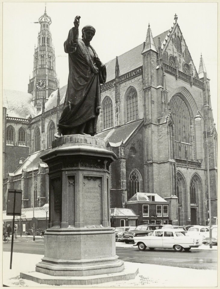 Het standbeeld van L.J. Coster met de Grote Kerk op de achtergrond in de sneeuw. NL-HlmNHA 54004669