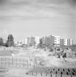 Het terrein van een steenfabriek bij een nieuwbouwwijk bij Tel Aviv met stapels , Bestanddeelnr 255-1286