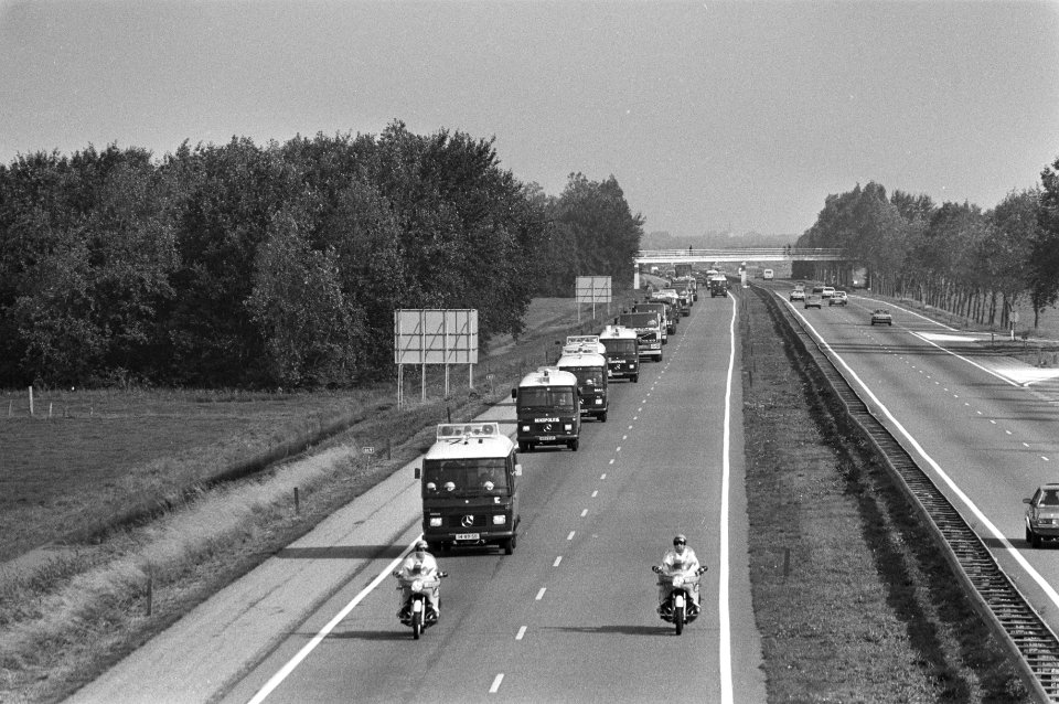 Het transport van radioactief afval uit Petten onder politiebegeleiding op weg n, Bestanddeelnr 931-6580