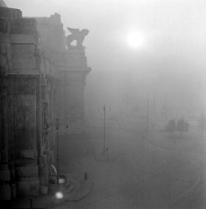 Het Stationsplein in Milaan in de mist, Bestanddeelnr 252-0035