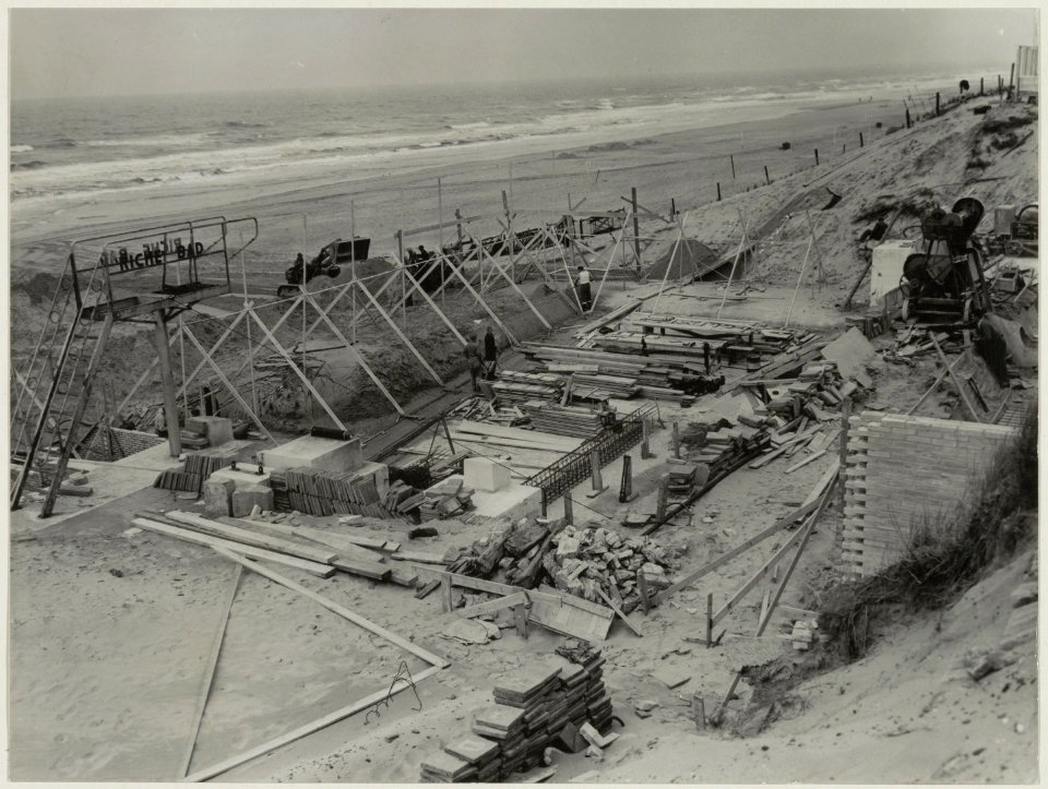 Het strandpaviljoen Riche dat bij de Februari-storm geheel werd verwoest wordt weer opgebouwd. NL-HlmNHA 54010304