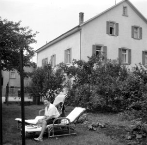 Hilde Eschen met een schaal fruit op een ligstoel in de tuin, op de achtergrond , Bestanddeelnr 254-3234