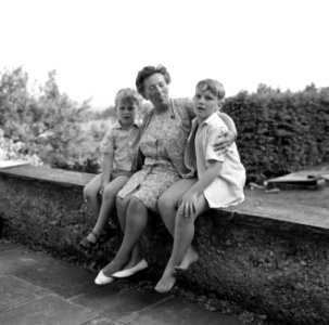 Hilde Eschen met de twee zoontjes Kreisselmeier op een muur, Bestanddeelnr 254-5079