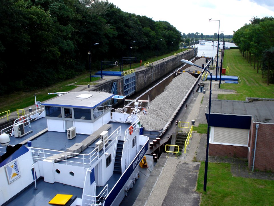 Heumen(Gld,NL),duwboot in sluis Maaswaalkanaal