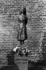 Het standbeeld van Anne Frank op de Westermarkt, Bestanddeelnr 929-0705