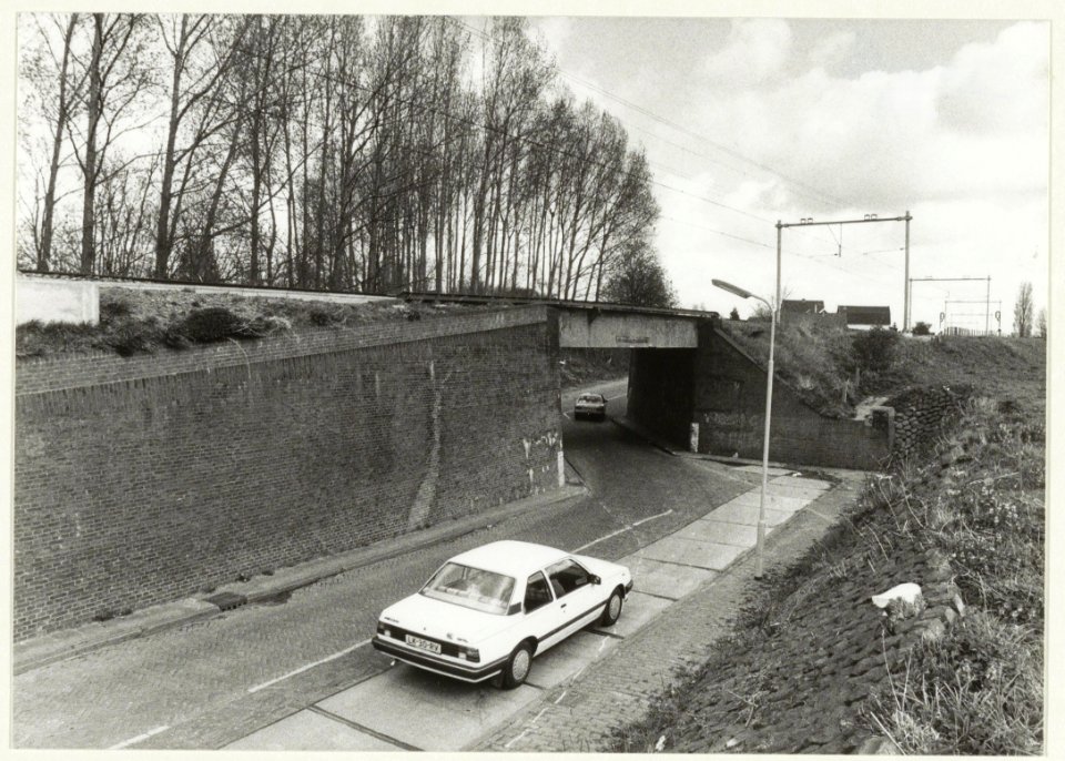 Het spoorwegviaduct aan de Teding van Berkhoutweg te Halfweg. NL-HlmNHA 54031451