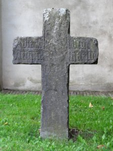 Heumen Rijksmonument 22005 grafkruis naast NH-kerk