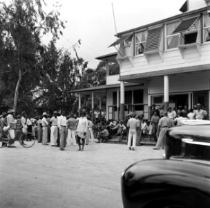 Het spreekuur in het kantoor van de districtscommisaris in Nieuw-Nickerie, Bestanddeelnr 252-5409