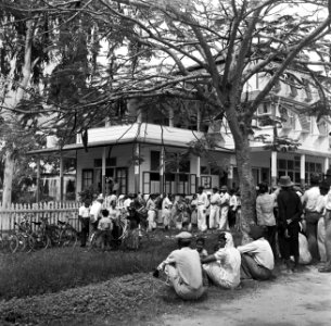 Het spreekuur in het kantoor van de districtscommisaris in Nieuw-Nickerie, Bestanddeelnr 252-5405