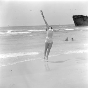 Het strand bij de strandboulevard van Tel Aviv met een dame in badkostuum tijden, Bestanddeelnr 255-1375