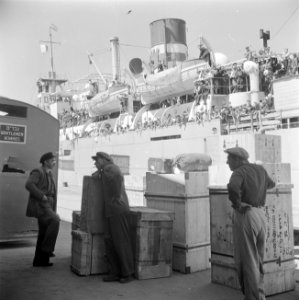 Het transportschip Bulgaria met emigranten in de haven van Haifa terwijl men wac, Bestanddeelnr 255-1124