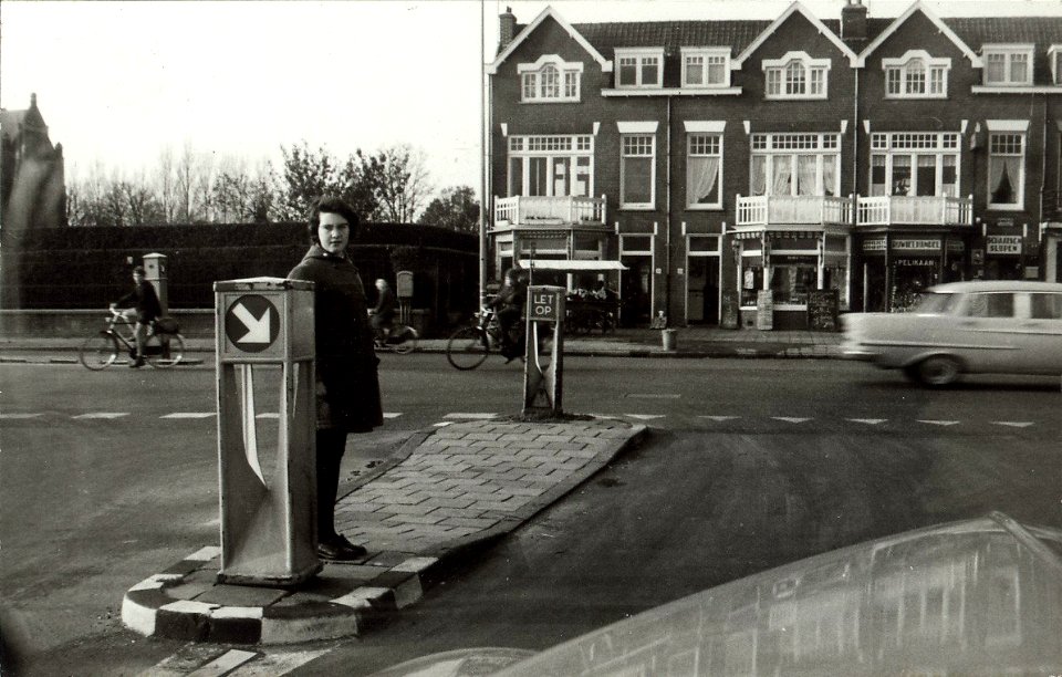 Het Soendaplein ziende naar het westen. Uiterst links nog net een stukje van de kapel van de R.K. Sint Barbara begraaf, NL-HlmNHA 1478 25900 K 38