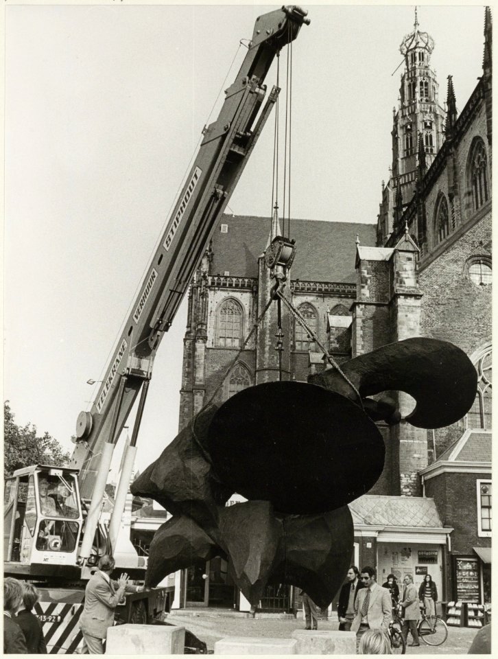 Het standbeeld De Zonnevechter van Arthur Spronken wordt op zijn plek getakeld. NL-HlmNHA 54022897