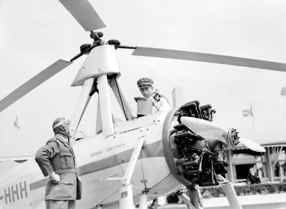 Het tanken van de Cierva autogiro PH-HHH (Donna Dulcinea) van de Nederlandse Luc, Bestanddeelnr 255-8631