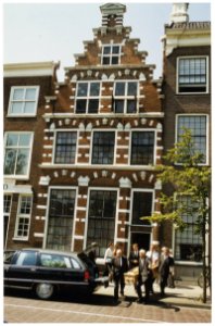 Het stoffelijk overschot van Kees Verwey wordt uit het huis gedragen waar hij sinds 1941 woonde. NL-HlmNHA 54036068