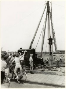 Het slaan van de eerste paal voor het Chr. Lyceum Marnix van St. Aldegonde aan de Planetenlaan, ziende naar het noordwesten. NL-HlmNHA 54005567