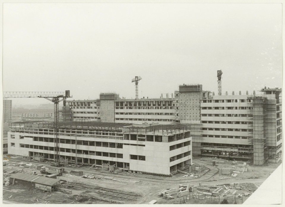 Het St. Elisabeths Gasthuis, Boerhaavelaan 22, in een gevorderd stadium van de bouw