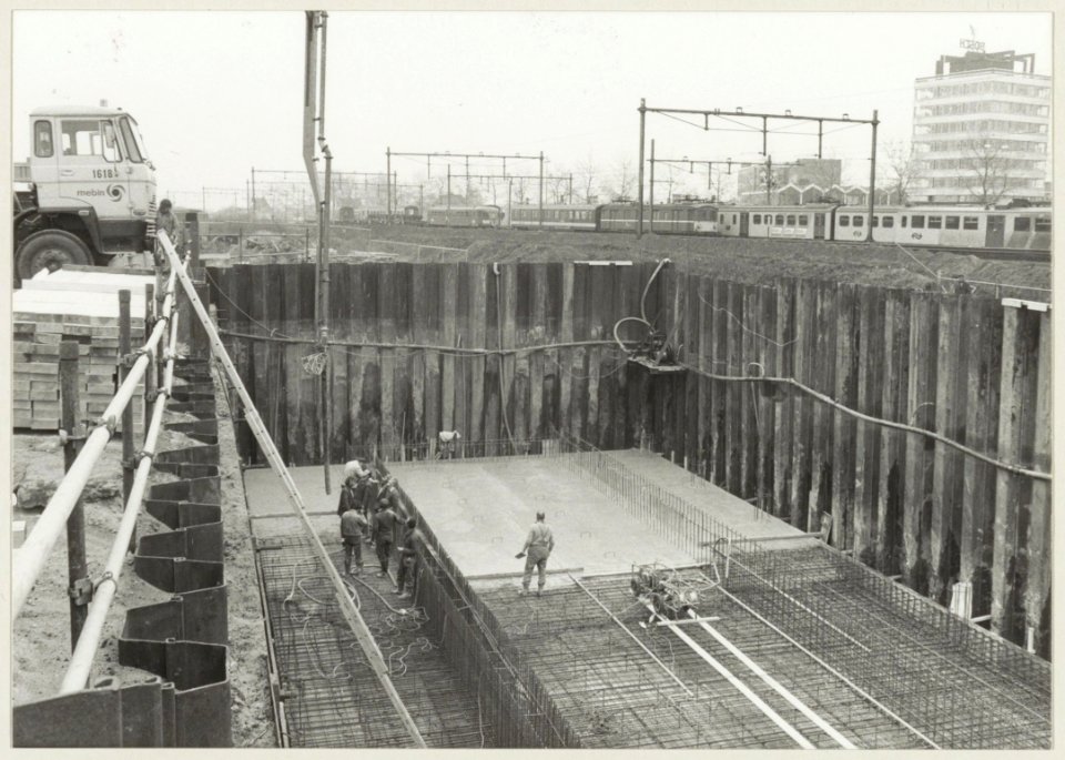 Het storten van beton in de nieuwe kelder voor het gebouw van de VAM aan de Jan van Krimpenweg. NL-HlmNHA 54005689