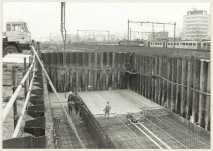 Het storten van beton in de nieuwe kelder voor het gebouw van de VAM aan de Jan van Krimpenweg. NL-HlmNHA 54005689