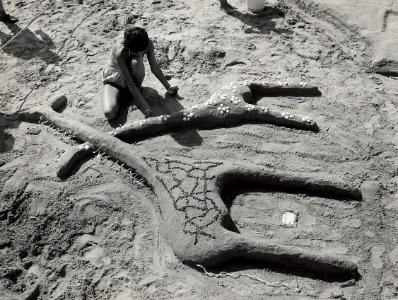 Het strand, tijdens een zandbouwwedstrijd voor de jeugd, waarbij het 16-jarige duitse meisje Margrit Fissmann uit Duisburg de eerste prijs won. Aangekocht in 1959 van fotograaf C. de Boer. I, NL-HlmNHA 54004635