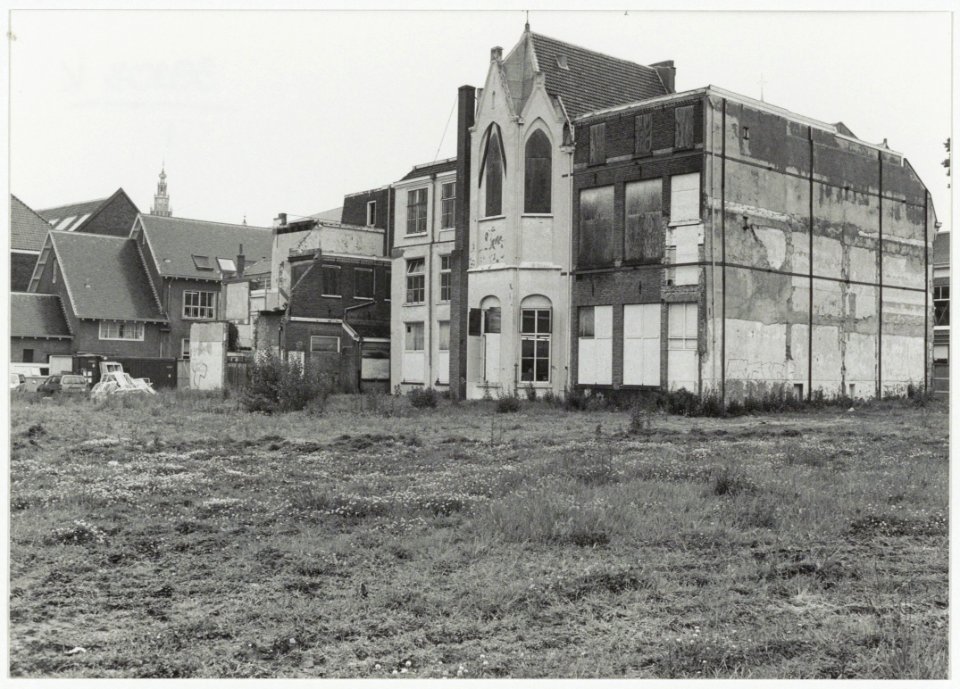 Het sloopterrein (Koningscarré) aan de Koningstraat. NL-HlmNHA 54034124