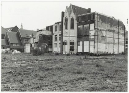 Het sloopterrein (Koningscarré) aan de Koningstraat. NL-HlmNHA 54034124
