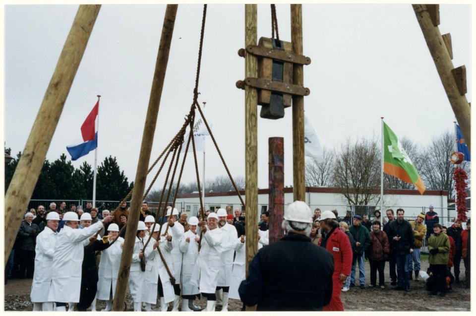 Het slaan van de eerste paal voor de nieuwbouw van Paswerk Bedrijven door mevr. L. Kroskinski. NL-HlmNHA 54036972