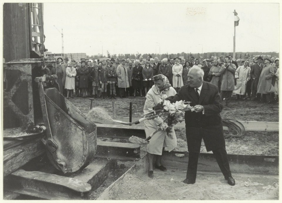 Het slaan van de eerste paal voor het St. Elisabeths Gasthuis in Schalkwijk door burgemeester Cremers. NL-HlmNHA 54008969