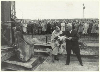 Het slaan van de eerste paal voor het St. Elisabeths Gasthuis in Schalkwijk door burgemeester Cremers. NL-HlmNHA 54008969