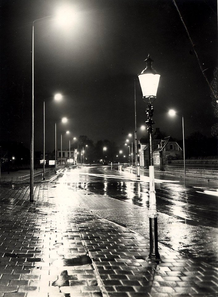 Het Soendaplein, nabij de Floresstraat, bij avond ziende naar het zuiden. Bij de gebouwtjes rechts is de ingang van de R.K. Sint Barbara begraafplaats. Aangekocht in 1977 van fotograaf C. de, NL-HlmNHA 54010752