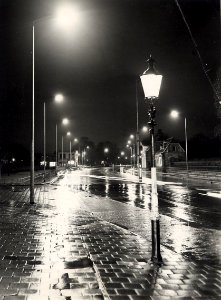 Het Soendaplein, nabij de Floresstraat, bij avond ziende naar het zuiden. Bij de gebouwtjes rechts is de ingang van de R.K. Sint Barbara begraafplaats. Aangekocht in 1977 van fotograaf C. de, NL-HlmNHA 54010752