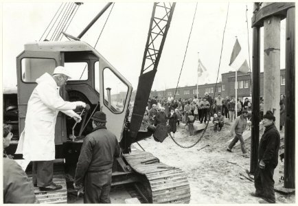 Het slaan van de eerste paal van de Van Lennepweg door burgemeester Machielsen. NL-HlmNHA 54005814 photo