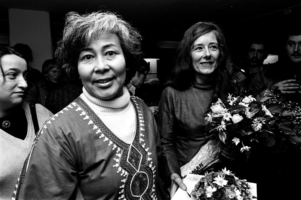 Hetty Romein-Verschoor (l) en Joke Smit, Bestanddeelnr 930-5664