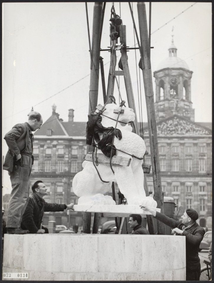 Het takelen van de leeuwen, een onderdeel van het Monument op de Dam, Bestanddeelnr 073-0134