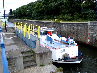 Heumen(Gld, NL) canal lock Maaswaalkanaal with Barge