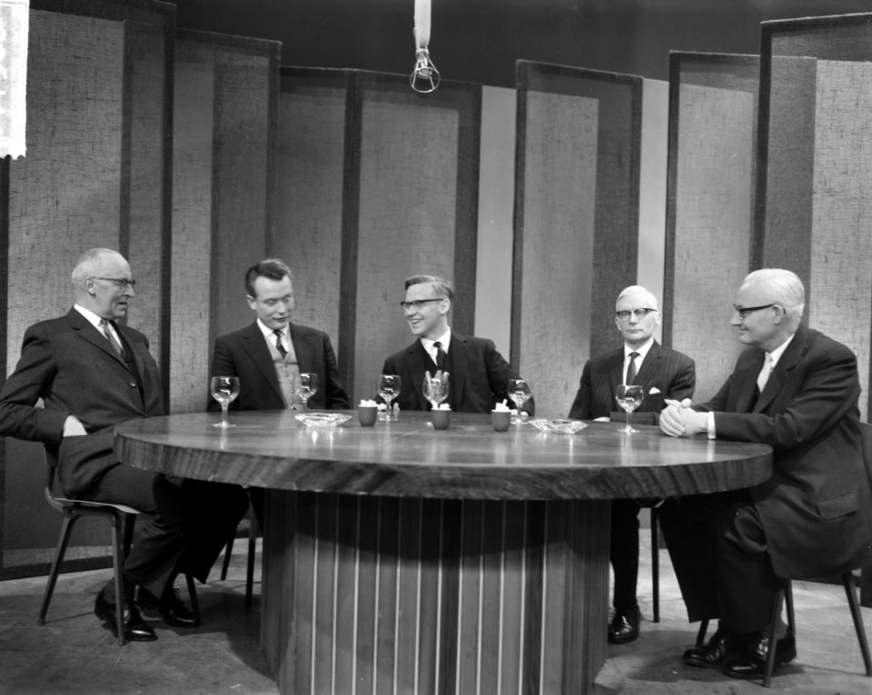 Het TV-forum van de NCRV van links naar rechts burgemeest G. W. van Walsum , dr., Bestanddeelnr 914-7900