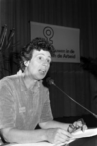 Het tweejaarlijkse congres van de Rooie Vrouwen in de PVDA in Utrecht. Voorzits…, Bestanddeelnr 931-6728