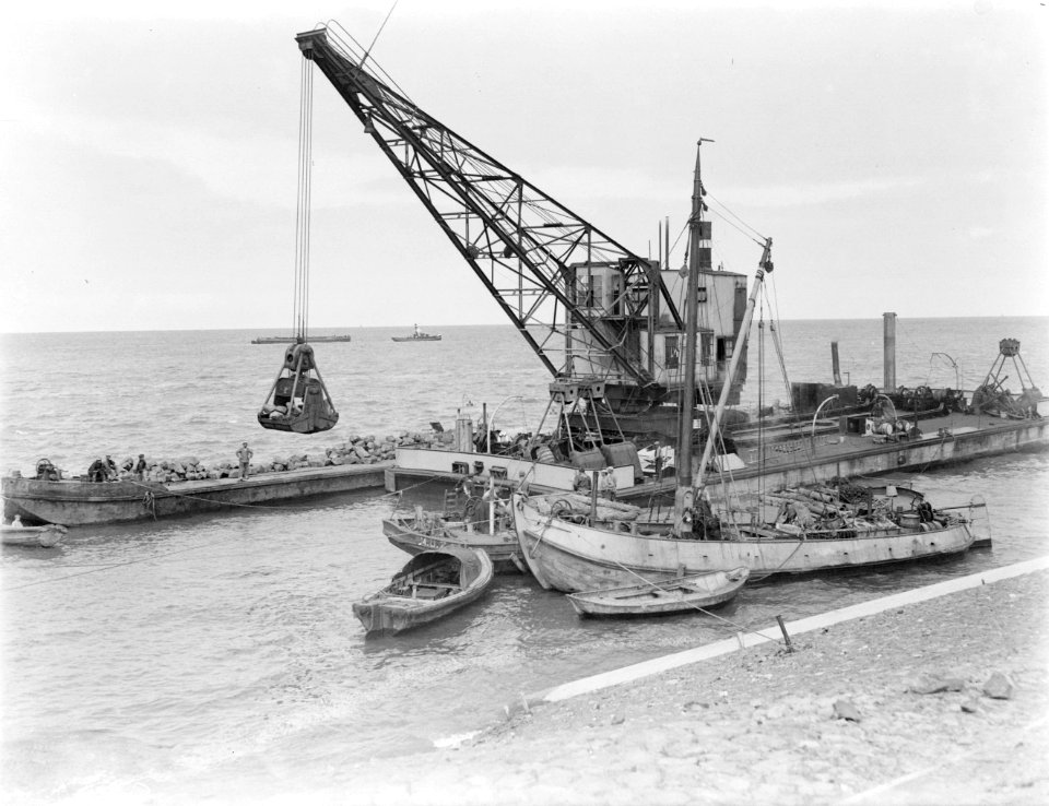Het verplaatsen van basaltblokken tbv de aanleg van de Afsluitdijk met een we, Bestanddeelnr 252-0818
