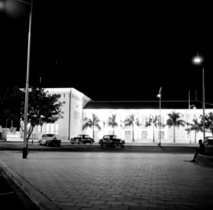 Het verlichte postkantoor aan het Waaigatplein in Willemstad, Bestanddeelnr 252-3260