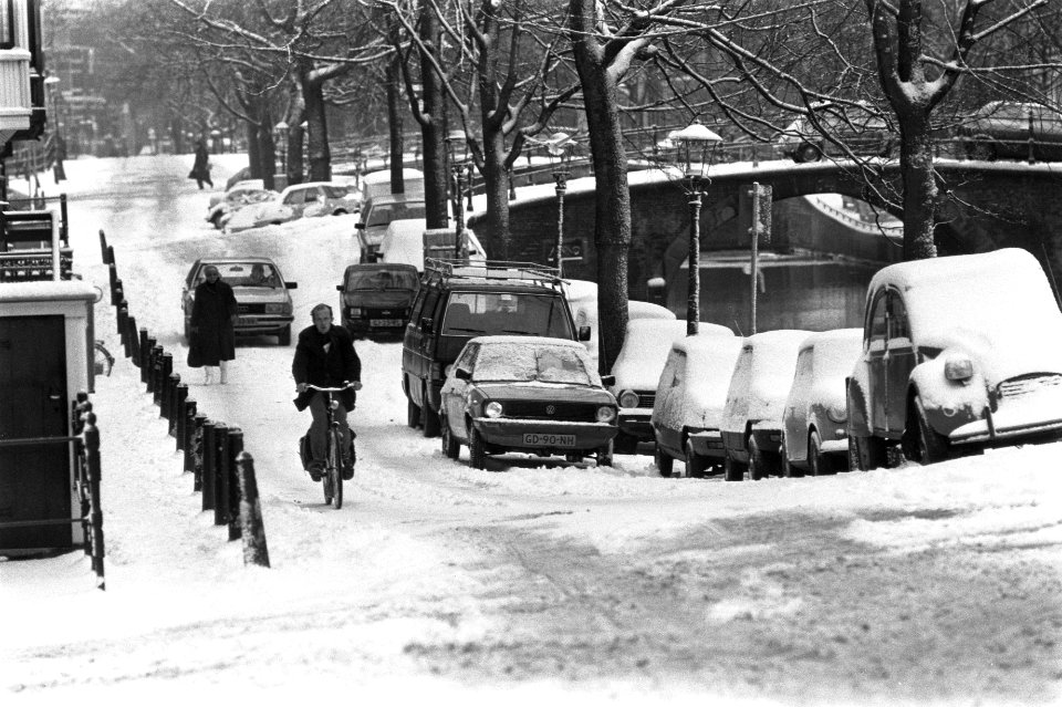 Hevige sneeuwval in Nederland (Amsterdam). Fietser op Amsterdamse gracht in de s, Bestanddeelnr 931-8597