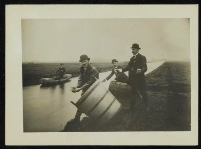 Het uizetten van vis in een Engels kanaaltje, Bestanddeelnr 158-0625