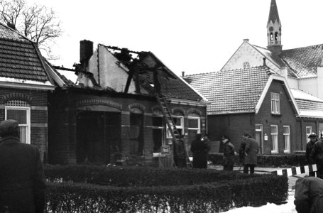 Hevige brand in Nieuw Vennep, het uitgebrande huis, Bestanddeelnr 914-6947