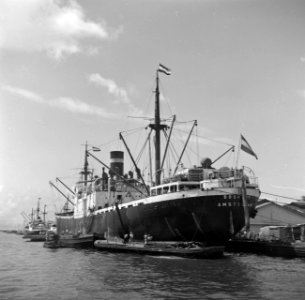 Het vrachtschip Boskoop uit Amsterdam aan de kade in de haven van Willemstad op , Bestanddeelnr 252-7214