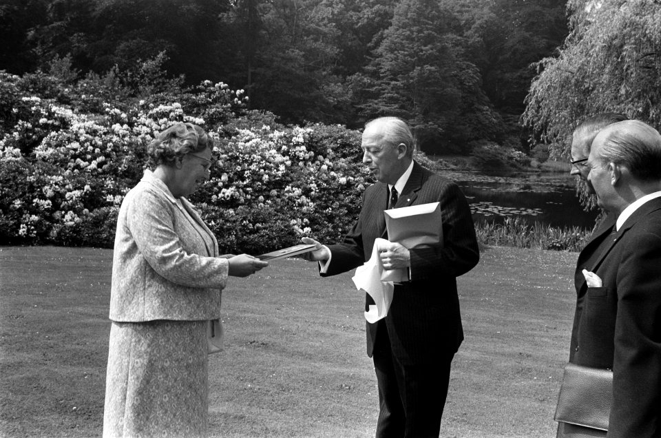 Het vaatje wordt aangeboden aan koningin Juliana, Bestanddeelnr 922-5233