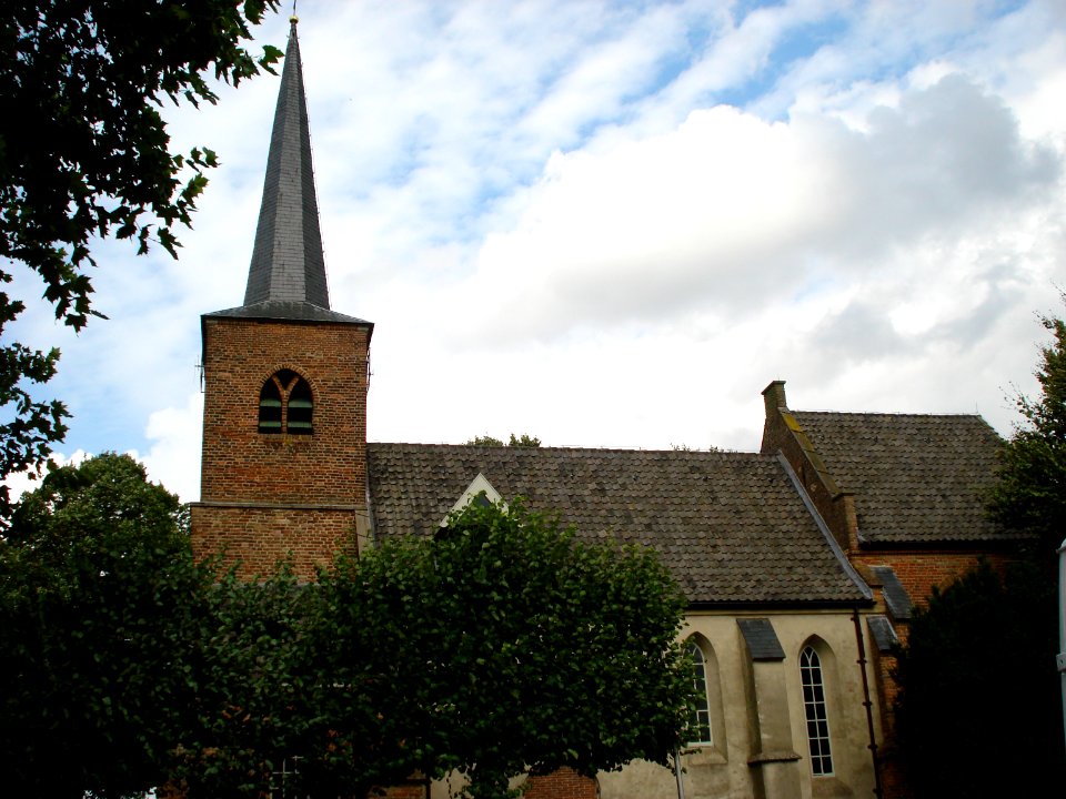 Heumen (Gld, NL) protestantse kerk, zijaanzicht