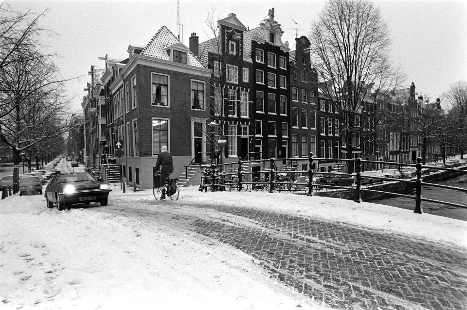 Hevige sneeuwval in Nederland (Amsterdam). Amsterdamse grachten in de sneeuw, Bestanddeelnr 931-8595