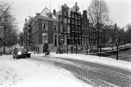 Hevige sneeuwval in Nederland (Amsterdam). Amsterdamse grachten in de sneeuw, Bestanddeelnr 931-8595