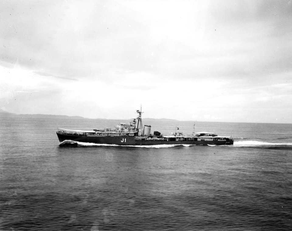 Het troepentransportschip wordt begeleid door een oorlogsschip van de Marine (me, Bestanddeelnr 10413