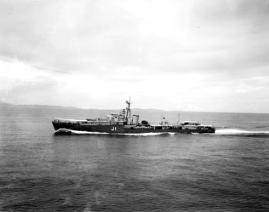 Het troepentransportschip wordt begeleid door een oorlogsschip van de Marine (me, Bestanddeelnr 10413
