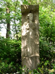 Heumen (Gld) Atelier-Museum Jac. Maris, een vrouw in de tuin